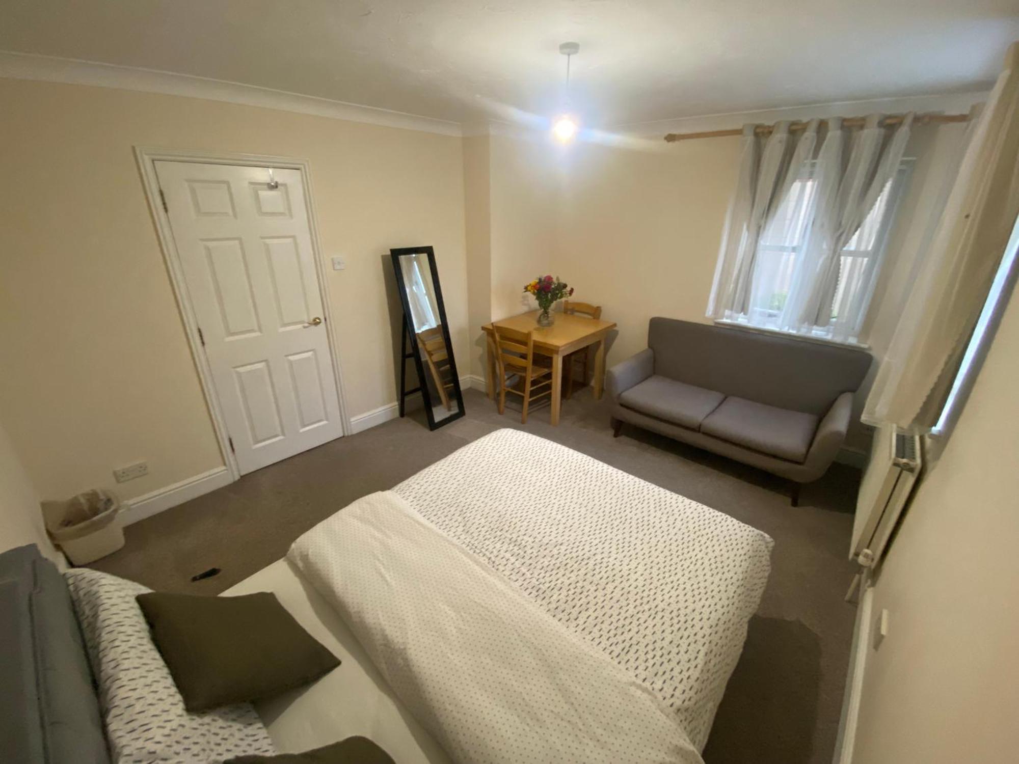 Large Double Bed And Bathroom Οξφόρδη Εξωτερικό φωτογραφία